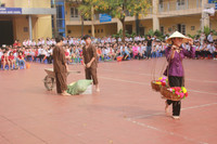Học sinh Lômônôxốp tái hiện trận đánh huyền thoại bằng đồ tái chế ảnh 3