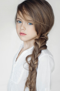 Điên đảo với vẻ đẹp thiên sứ của cô bé 9 tuổi ảnh 1