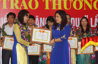 Nghệ An: Trao thưởng “Quỹ phát triển tài năng giáo dục” ảnh 1