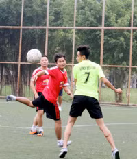 Giao lưu bóng đá chào mừng kỷ niệm ngày Nhà giáo Việt Nam 20/11 ảnh 2