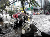 Cần Thơ: Đường phố thành “sông” sau mưa lớn ảnh 2