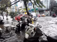 Cần Thơ: Đường phố thành “sông” sau mưa lớn ảnh 2