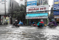 Cần Thơ: Đường phố thành “sông” sau mưa lớn ảnh 4