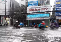 Cần Thơ: Đường phố thành “sông” sau mưa lớn ảnh 4