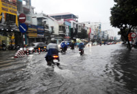 Cần Thơ: Đường phố thành “sông” sau mưa lớn ảnh 1