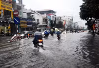 Cần Thơ: Đường phố thành “sông” sau mưa lớn ảnh 1