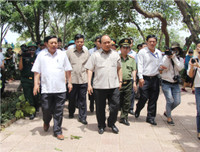 Thủ tướng Nguyễn Xuân Phúc thăm trường học tại Nghệ An bị thiệt hại do bão số 10 ảnh 1