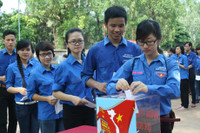 SV Ngoại ngữ xếp hình Tổ quốc trong bài hát mới về biển đảo ảnh 5