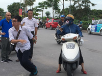 Những bước chân vội vã cho kịp giờ thi ảnh 1