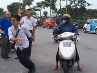 Những bước chân vội vã cho kịp giờ thi ảnh 1