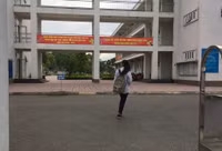 Những bước chân vội vã cho kịp giờ thi ảnh 3