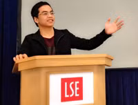 Chàng trai miền biển vượt "chướng ngại vật" khi học tập xứ người ảnh 3