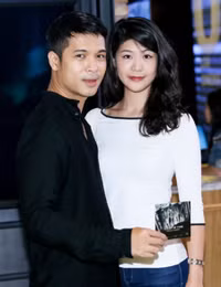 Huỳnh Lý Đông Phương cũng là bạn gái của nam ca sĩ, diễn viên Trương Thế Vinh 