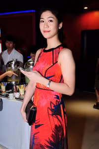 Đông Phương sở hữu chiều cao trên 1,7m, làn da trắng, khuôn mặt phúc hậu 