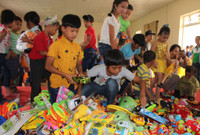 Gia Lai: Trao quà cho trẻ em có hoàn cảnh khó khăn nhân dịp tết thiếu nhi ảnh 3