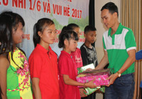 Gia Lai: Trao quà cho trẻ em có hoàn cảnh khó khăn nhân dịp tết thiếu nhi ảnh 2