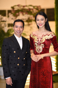 Hoa hậu nhân ái Thủy Tiên đấu giá áo dài ủng hộ đồng bào lũ lụt ảnh 2