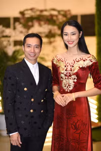 Hoa hậu nhân ái Thủy Tiên đấu giá áo dài ủng hộ đồng bào lũ lụt ảnh 2