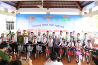 Phó Thủ tướng Trương Hòa Bình trao quà thiện nguyện tại Long An ảnh 1