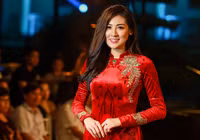 Hoa hậu nhân ái Thủy Tiên đấu giá áo dài ủng hộ đồng bào lũ lụt ảnh 5