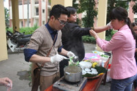 Mừng 8/3, thầy giáo trổ tài nấu ăn, cắm hoa nghệ thuật ảnh 4