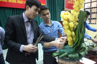 Mừng 8/3, thầy giáo trổ tài nấu ăn, cắm hoa nghệ thuật ảnh 3