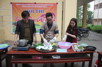 Mừng 8/3, thầy giáo trổ tài nấu ăn, cắm hoa nghệ thuật ảnh 1