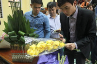 Mừng 8/3, thầy giáo trổ tài nấu ăn, cắm hoa nghệ thuật ảnh 2