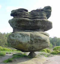 Những khối đá thăng bằng kỳ lạ ảnh 1