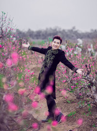 quang-ha-dien-ao-dai-ngo-ngn-ngam-hoa-dao-nhat-tan-6