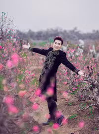 quang-ha-dien-ao-dai-ngo-ngn-ngam-hoa-dao-nhat-tan-6