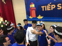 Cựu thủ quân ĐT Việt Nam Lê Công Vinh dự Lễ ra quân tiếp sức mùa thi ảnh 1