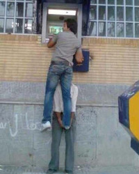 bat gap hinh anh "oai oam" khi rut tien o cay atm hinh anh 4