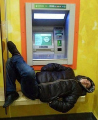 bat gap hinh anh "oai oam" khi rut tien o cay atm hinh anh 14