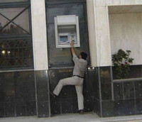 bat gap hinh anh "oai oam" khi rut tien o cay atm hinh anh 2