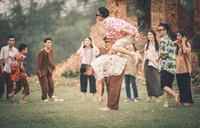 Địa điểm dễ tìm là một lợi thế nhưng trong quá trình thực hiện bộ ảnh cũng gặp phải không ít khó khăn, đặc biệt là khâu chọn trang phục. Được biết, để có đủ quần, áo cho 44 bạn học sinh, lớp đã tổng hợp đồ của 3 nơi, phụ kiện như dép do lớp tự sưu tầm.