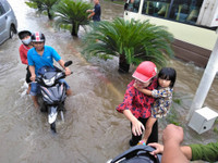 Đường ngập như sông, công an ra quân cứu hộ người dân ảnh 8 Đường ngập như sông, công an ra quân cứu hộ người dân ảnh 8