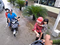 Đường ngập như sông, công an ra quân cứu hộ người dân ảnh 8