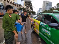 Đường ngập như sông, công an ra quân cứu hộ người dân ảnh 9