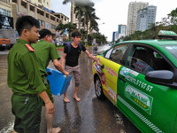 Đường ngập như sông, công an ra quân cứu hộ người dân ảnh 9 Đường ngập như sông, công an ra quân cứu hộ người dân ảnh 9