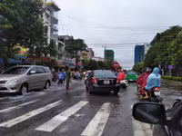 Đường ngập như sông, công an ra quân cứu hộ người dân ảnh 4