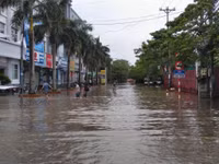 Đường ngập như sông, công an ra quân cứu hộ người dân ảnh 2