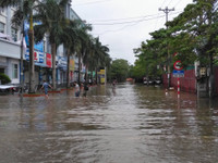 Đường ngập như sông, công an ra quân cứu hộ người dân ảnh 2 Đường ngập như sông, công an ra quân cứu hộ người dân ảnh 2