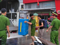 Đường ngập như sông, công an ra quân cứu hộ người dân ảnh 5 Đường ngập như sông, công an ra quân cứu hộ người dân ảnh 5