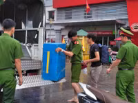 Đường ngập như sông, công an ra quân cứu hộ người dân ảnh 5