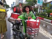 Đường ngập như sông, công an ra quân cứu hộ người dân ảnh 11 Đường ngập như sông, công an ra quân cứu hộ người dân ảnh 11