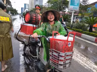 Đường ngập như sông, công an ra quân cứu hộ người dân ảnh 11