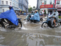 Đường ngập như sông, công an ra quân cứu hộ người dân ảnh 3 Đường ngập như sông, công an ra quân cứu hộ người dân ảnh 3