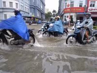 Đường ngập như sông, công an ra quân cứu hộ người dân ảnh 3