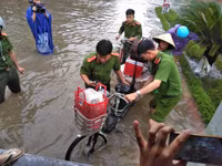 Đường ngập như sông, công an ra quân cứu hộ người dân ảnh 7